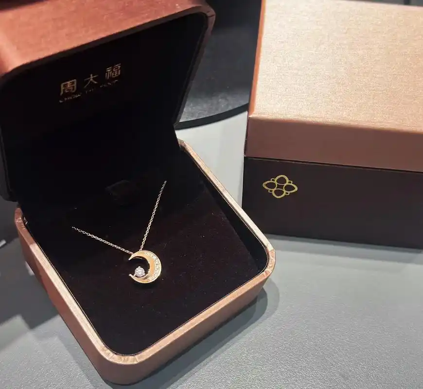 周大福偏爱钻石项链