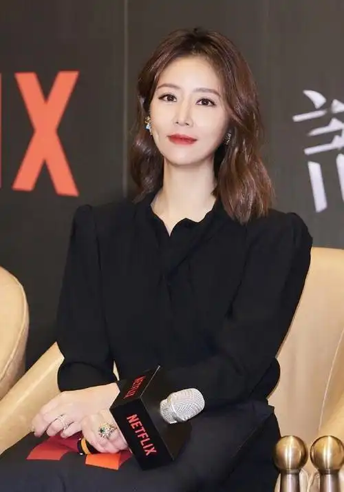 林心如美出新高度穿连体裤高贵有气质复古卷发太有名媛范