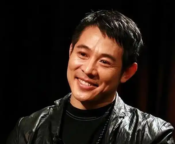 60岁李连杰亲自辟谣去世一身伤病面容沧桑谈对女儿的担心