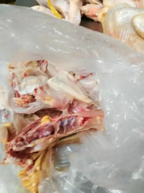 鸡肚子里有这种虫子正常吗?还能吃吗