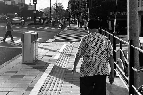 夕阳下老人的背影