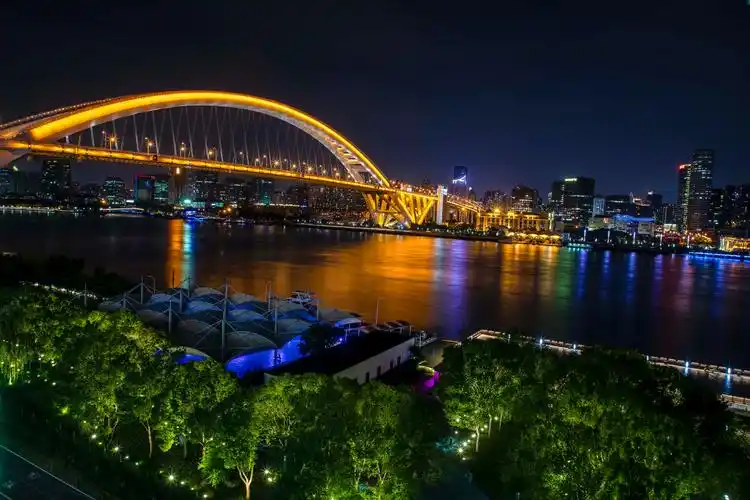 夜游上海新去处,这里有精彩的表演,也有让人沉醉的城市夜景