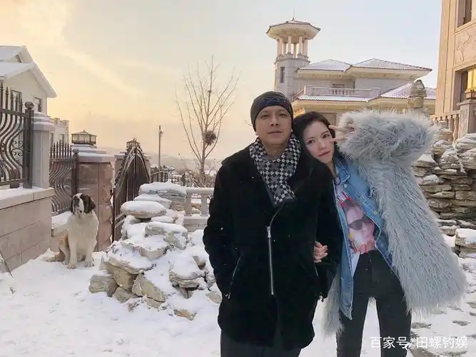 张予曦晒全家福,期待新的一年要幸福,而身后的小狗表情亮了