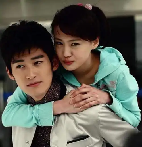 郑爽携新剧归来,面对记者采访,大方赞赏新男友