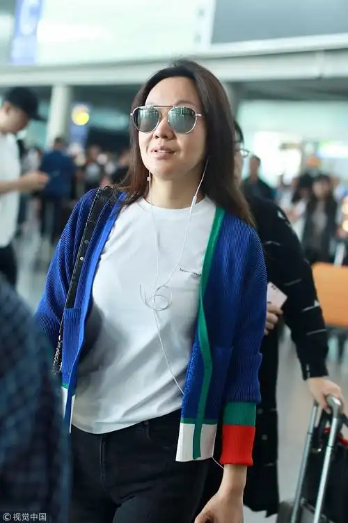 1/ 12 搜狐娱乐讯(视觉中国/图文)9月9日,闫妮素颜现身机场,装扮简单