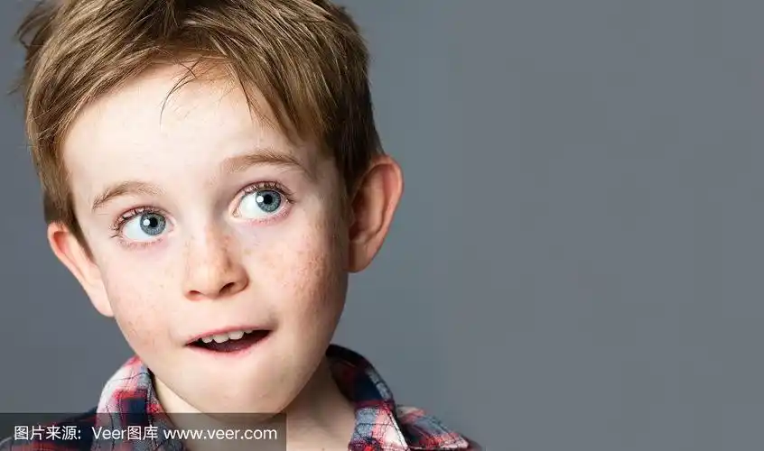 漂亮的红头发,满脸雀斑的学龄前儿童仰头做白日梦