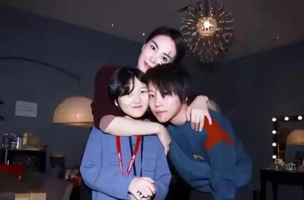 丑崩张柏芝2个儿子全长残完全不像谢霆锋更像高个子王宝强