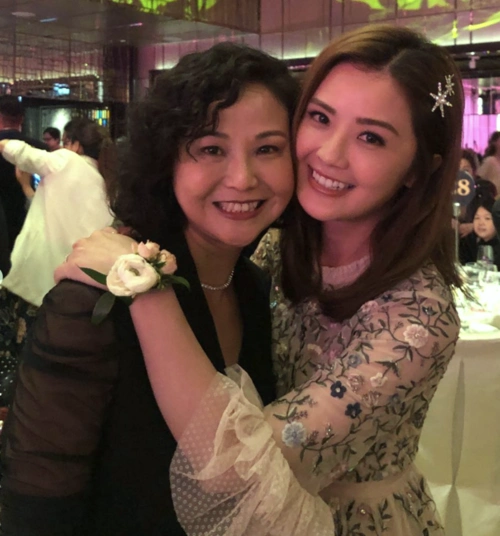 11位明星妈妈样貌大公开!谢安琪妈妈皮肤超好,gem与妈妈像两姊妹.