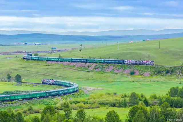 坐着火车游草原!国内豪华旅游列车,堪比五星级酒店,只坐300人