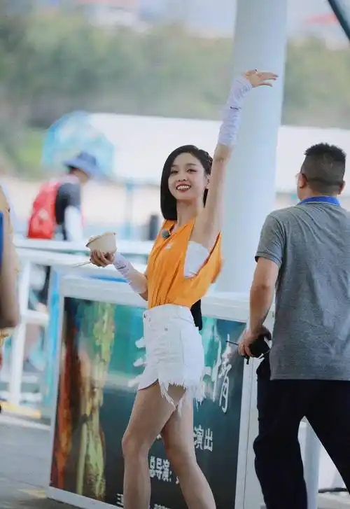 原创吴宣仪奔跑吧路透黄色背心白短裤清纯可爱整个人状态好好