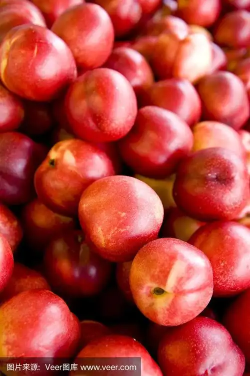 一堆成熟的红油桃