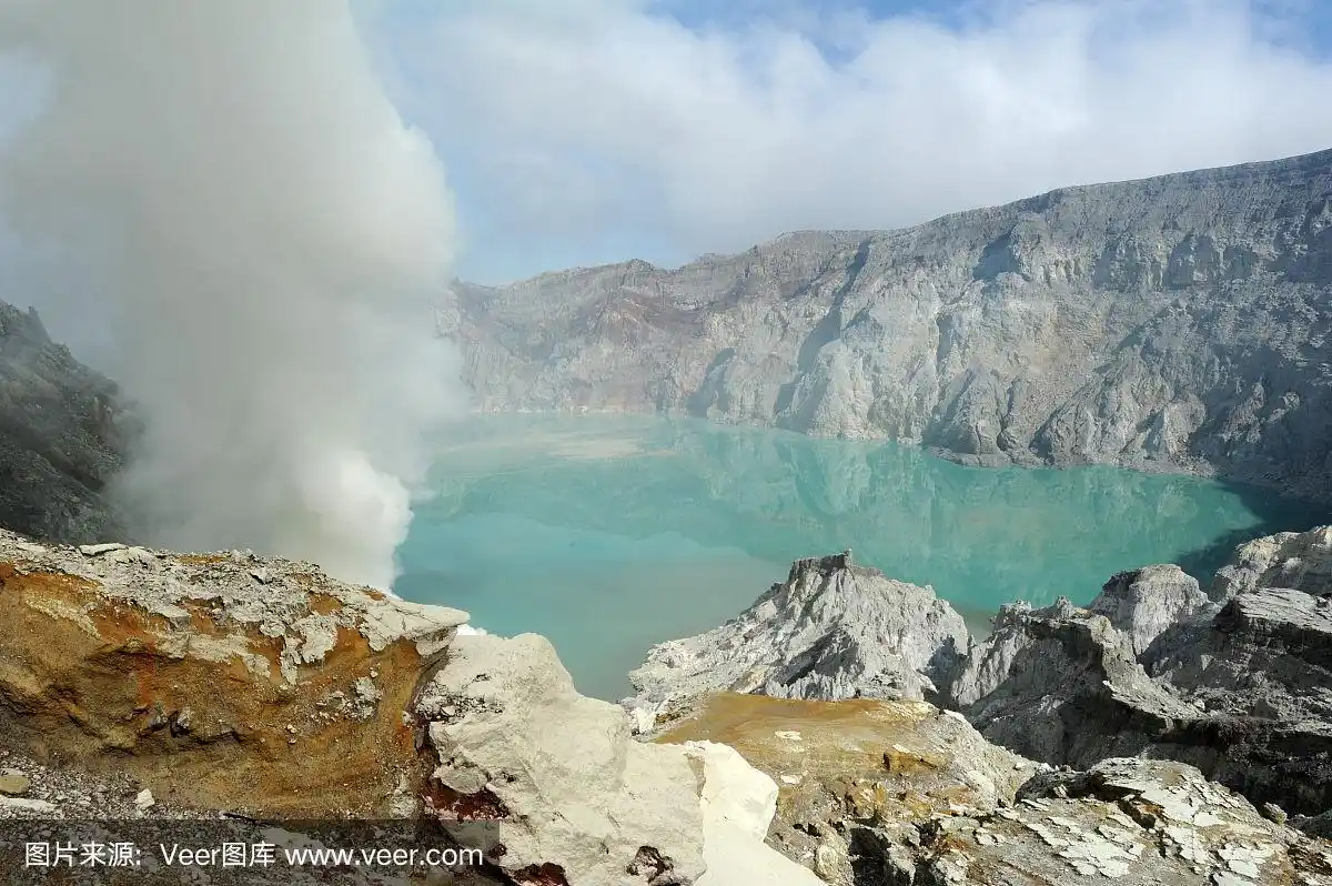 伊真火山的火山口湖