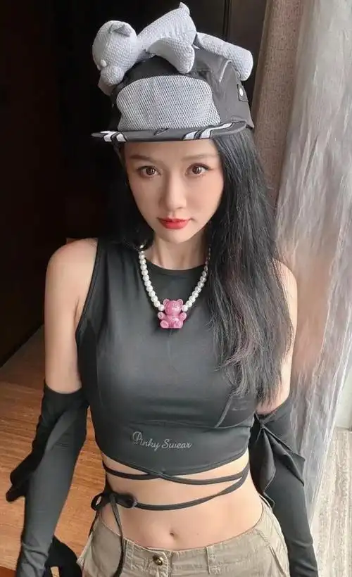 陈乔恩素颜出门,小9岁老公艾伦骑电车带她买炸鸡,搂着腰好幸福