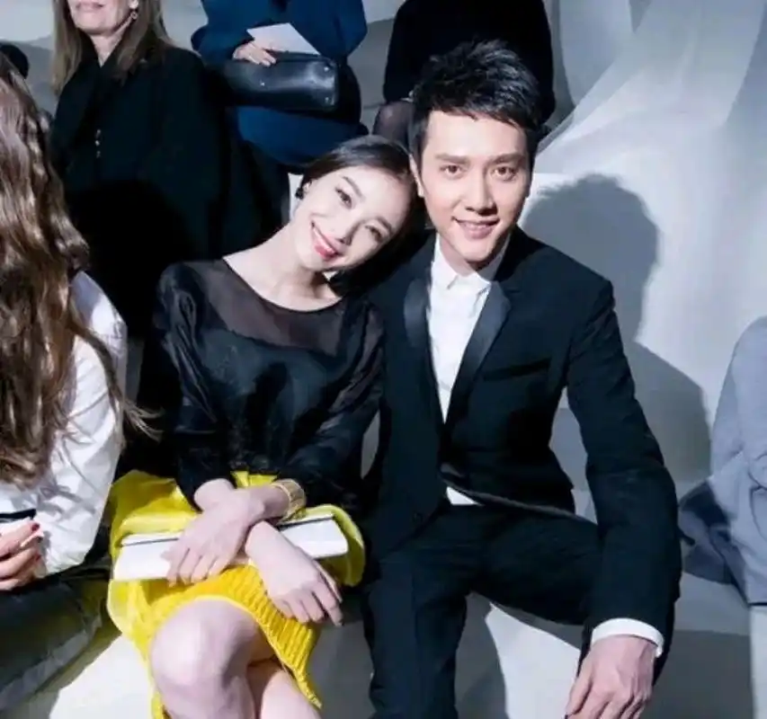 冯绍峰倪妮在国外旅游被拍毫不避讳?这两个人是不是把小赵当傻子了?