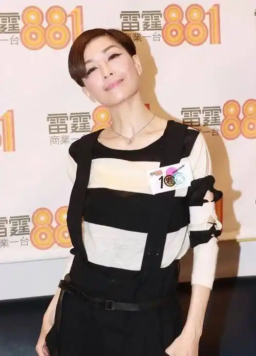 原创保养得当的伍咏薇看着很帅穿一身黑白造型配短发真挺飒爽的