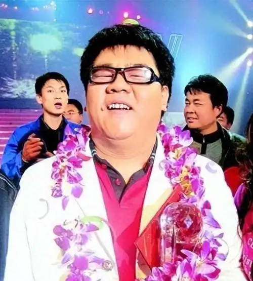 恩师戴玉强率先对大衣哥进行指责,使得他再次成为众人瞩目的焦点.