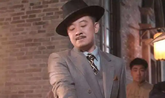 对于黄海波,我们对他比较熟悉的角色应该是《新上海滩》里面的丁力.