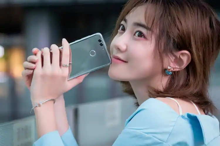 七夕节撩妹利器华为nova2plus魔镜版美女街拍