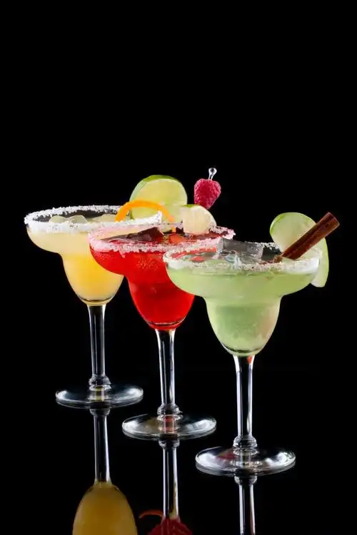 马蒂尼鸡尾酒图片-马蒂尼眼镜鸡尾酒素材-高清图片-摄影照片-寻图免费