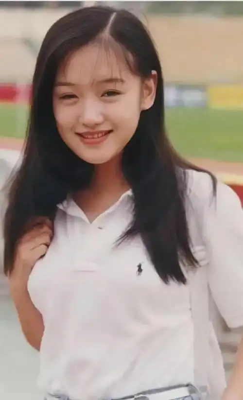 90年代,薛佳凝年轻时的照片,一颦一笑尽显岁月美好满屏青春气息_网易