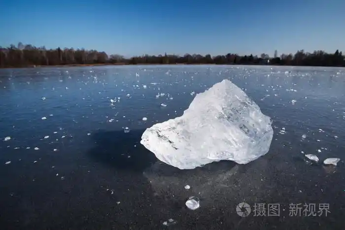 冬季严寒冰块躺在表面上