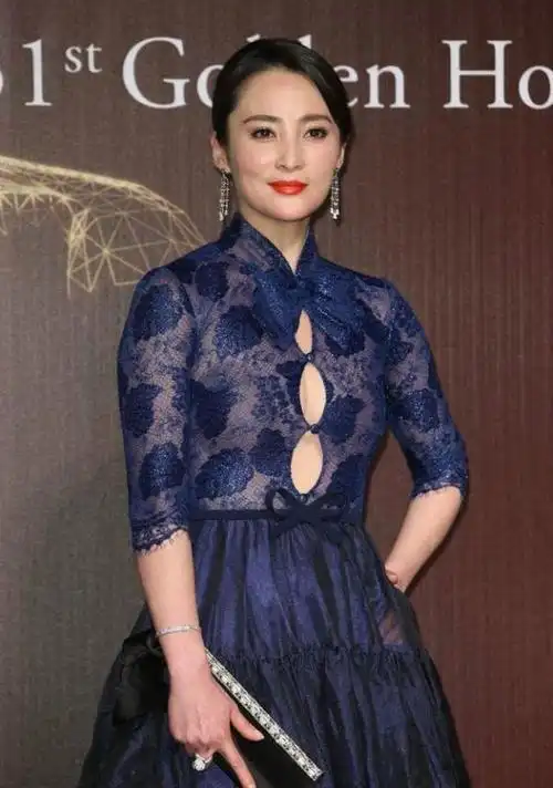 薄纱搭配太清凉,蒋勤勤一身高级的气质,穿上薄纱装也挺接地气的