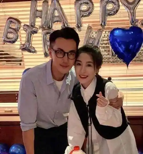 两人贴脸搂肩显得亲密,却未见女方老公_林夏薇_莫赞生_杨幂