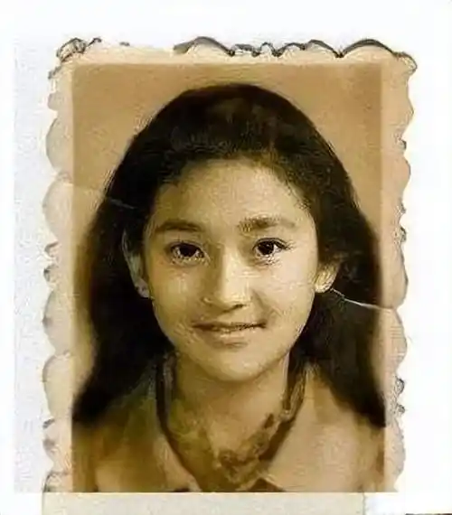 虽然周迅小时候长得机灵,可爱,但她的缺点也很明显,就是有点自闭,说话