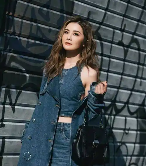 阿sa巴黎时装周看秀,身穿牛仔套装,时尚又青春!_气质_外套_个性