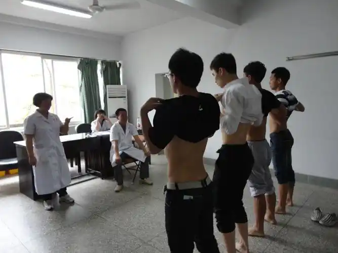 校医院认真组织进行运动训练专业单招体检工作