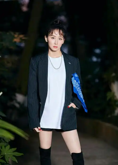 胡静西装写真曝光 简单干练酷飒十足