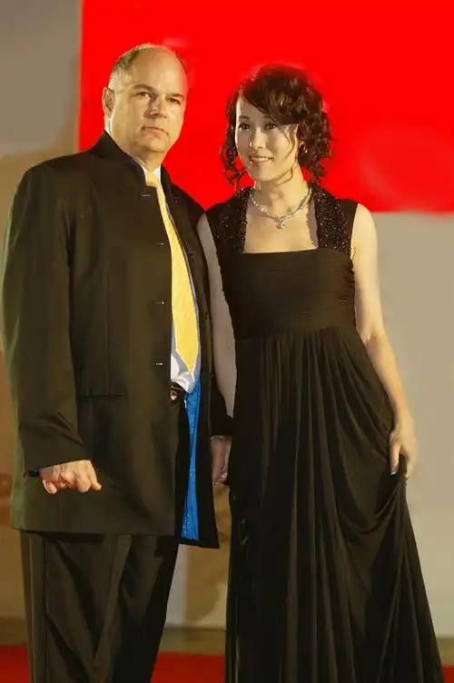 邬君梅活成60后的骄傲穿吊带裙优雅娇俏与美籍老公同框似父女