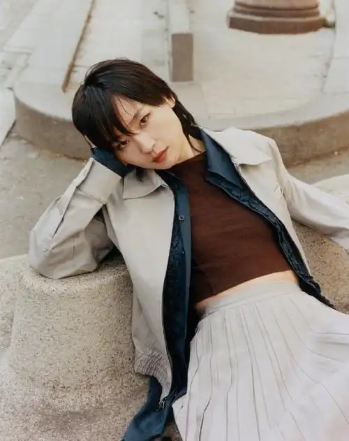 周笔畅拍照松弛感