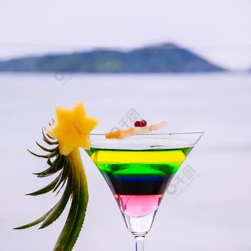 白色酒吧柜台自然光上的玻璃杯中新鲜鲜艳的夏日鸡尾酒带菠萝装饰的