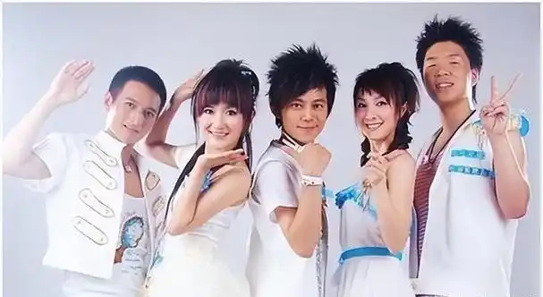 刚开始的时候其实挺难的,何炅和李维嘉都是老资格的主持人了,谢娜虽然