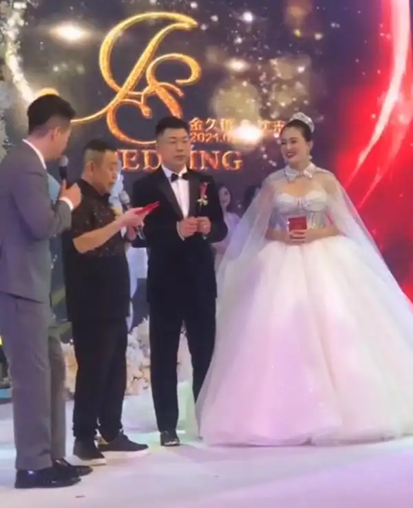 前不久,31岁的歌手金久哲和自己相恋许久的女友正式步入了婚姻的殿堂.