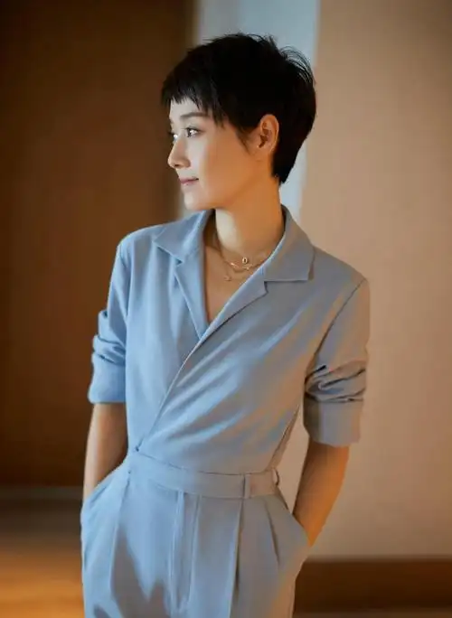 马伊琍的穿搭真时尚,身穿灰蓝色套装简约高级,配短发魅力十足