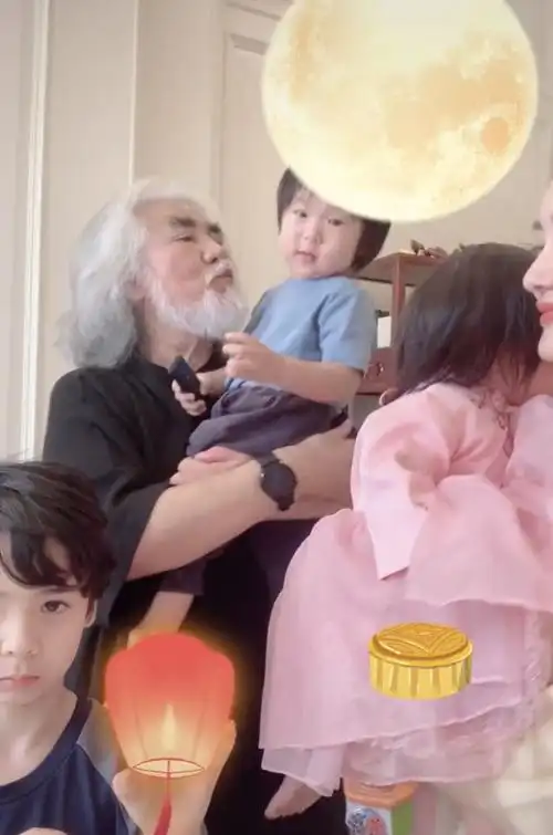 混血儿马丁是张纪中和谁生的70岁张纪中晒全家福庆中秋混血儿子罕见