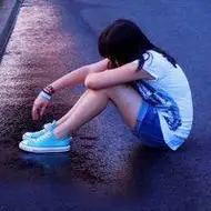 女生头像伤感蹲着抱膝 好看有意境的女生头像伤感蹲着抱膝