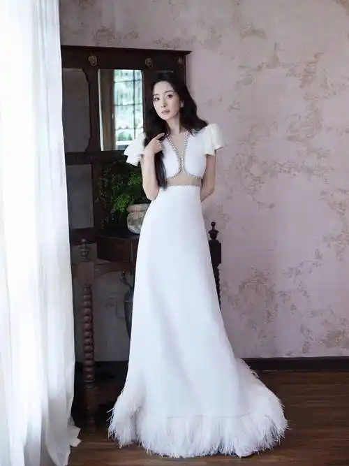 杨幂碎钻露腰羽毛白裙造型 清冷静谧 优雅矜贵_人气_网络_图片