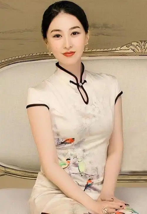 少女时代穿,可以穿出少年人的青春靓丽与娇俏动人;稍微年长以后,穿它