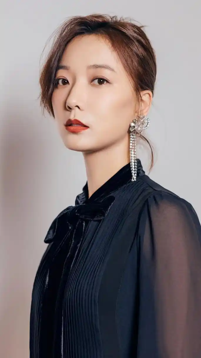 王珞丹# #明星# #时尚穿搭# 王珞丹照片中有好几次穿了一双黑色平底