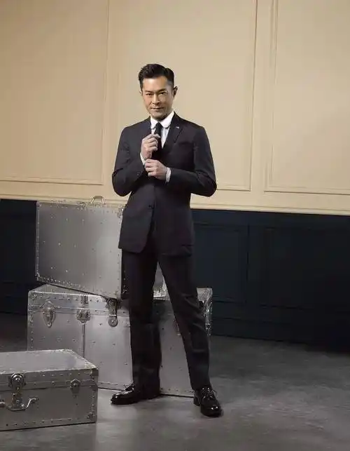 在看到当时已经长到1米8身高的古天乐后,这个朋友当下就有了主意,他把