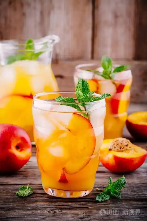 夏季冷饮: 冰块和薄荷在眼镜自制桃柠檬水