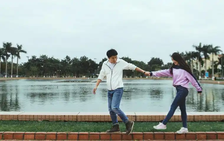 "我们只是普通朋友""普通朋友在家里过夜?我不信"