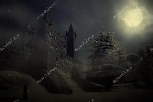 神秘的中世纪城堡在满月的夜晚