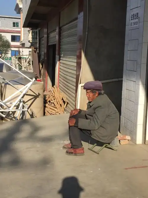 老人晒太阳:目之所及,皆是回忆;心之所想,皆是过往;眼之所看,皆是遗憾