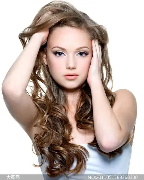 美女卷曲长发高清摄影图片