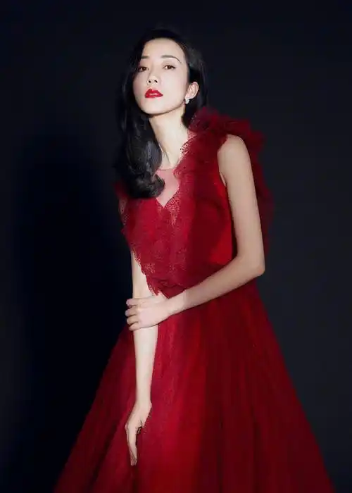 韩雪气质太好,穿白色高腰礼服拼接轻纱披风,37岁显得仙气十足_造型