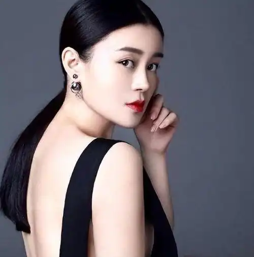 关婷娜:被赵本山捧红,却因"身材太好"深陷绯闻,40岁未婚